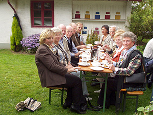 Kaffee und Kuchen beim Dorfaktionstag im Golddorf Eiershagen