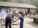 Aufbringung eines Eisenreifens auf ein hölzernes Speichenrad