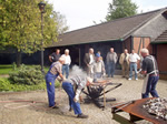 Aufbringung eines Eisenreifens auf ein hölzernes Speichenrad