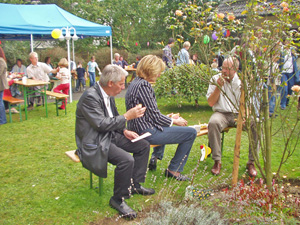 Kaffee und Kuchen beim Dorfaktionstag im Golddorf Eiershagen